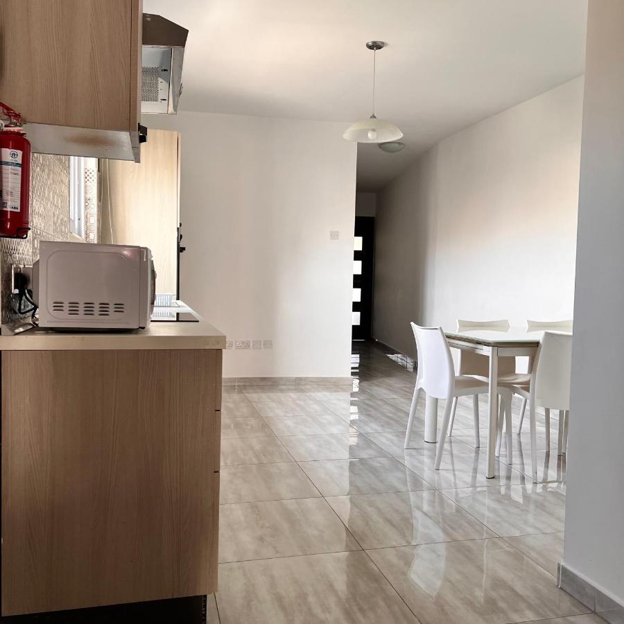 F4 Room 2, Private Room Two Single Beds Shared Bathroom Msida Buitenkant foto