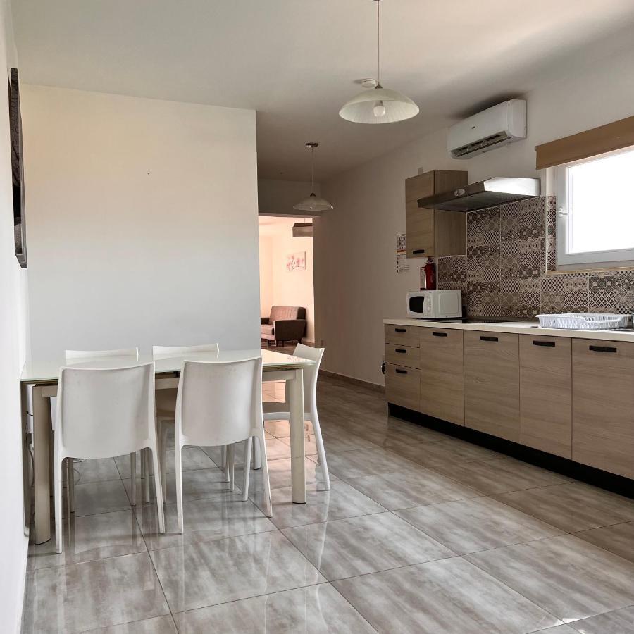 F4 Room 2, Private Room Two Single Beds Shared Bathroom Msida Buitenkant foto